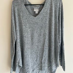 Ava Viv gray- light weight sweater.  Size 1x - Color Gray with peppered black